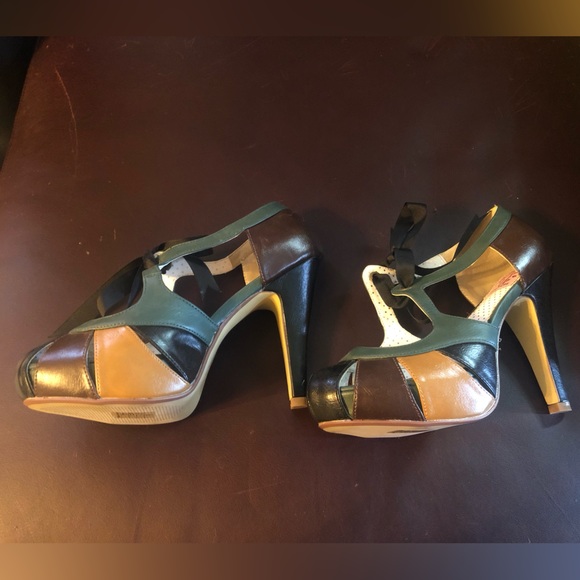 Pin-Up heels, tri-colored in women’s size 8 - Picture 2 of 3